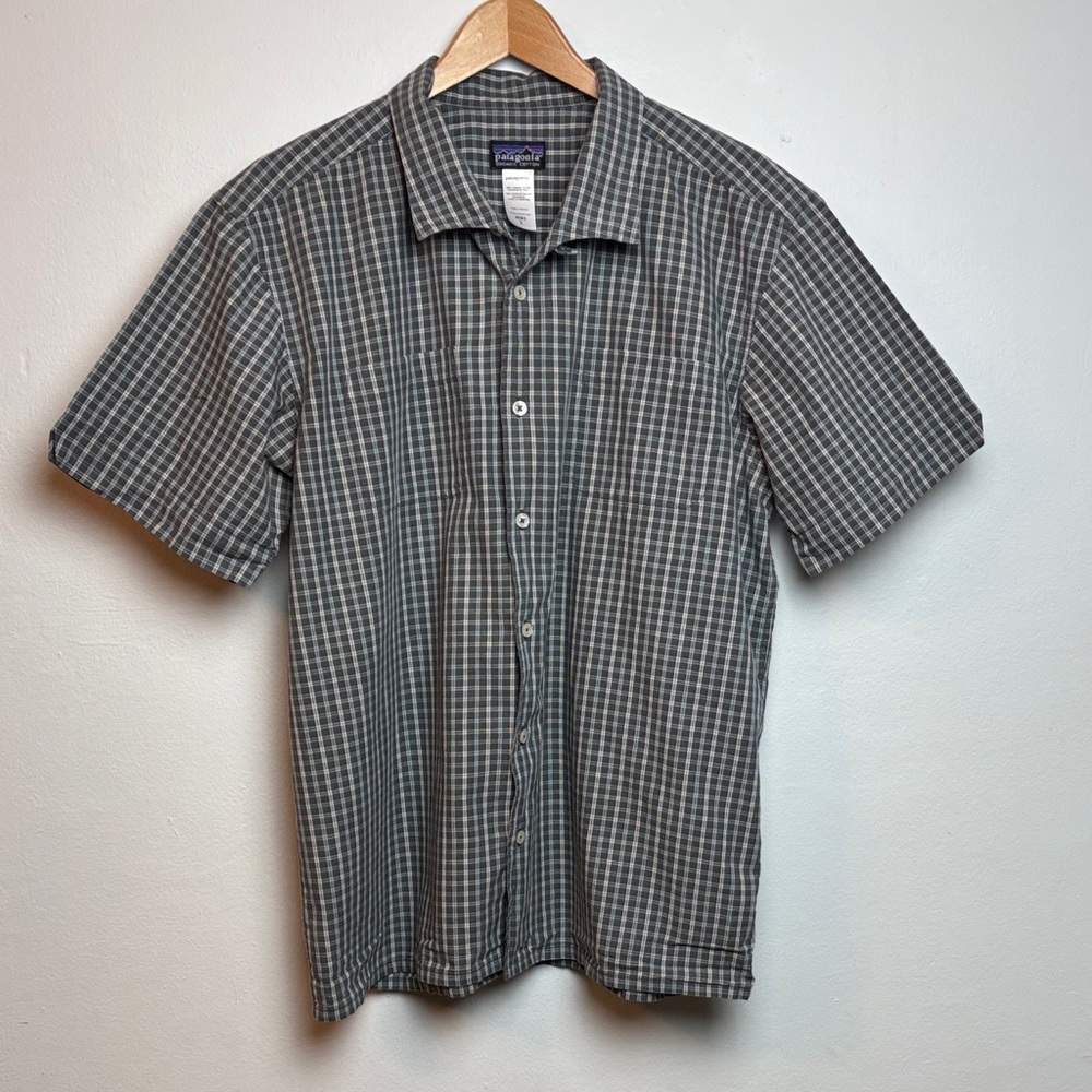 Patagonia Men’s‎ Large Short-Sleeved Button-Down Shirt Plaid Gray White Blue